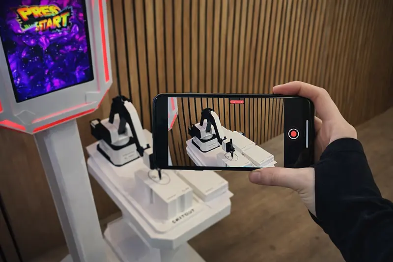 Скетчбот рисует портрет маркером на бумаге в реальном времени