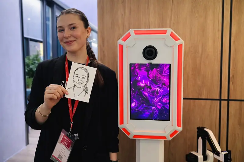 Гость получает готовый скетч-портрет на бумаге